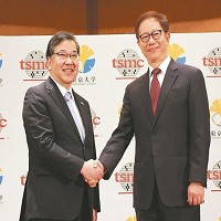 台積電董事長劉德音（右）昨天宣布與東京大學校長五神真締結聯盟，透過雙方研發平台，投入提升先進半導體製程微縮技術。 台積電╱提供