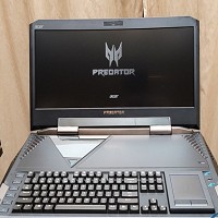 Predator 21 X 為首款搭載 21 吋曲面螢幕的筆電，顯示比例 21:9，解析度為 2,560 x 1,080、並有 2000R 曲度等規格。（圖／記者莊友直攝）