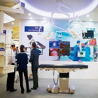 佳世達的智慧手術室，能將開刀時的高畫質畫面與病患生理數據秀在牆面，即時監測。目前已獲印尼醫院採用，中國醫療機構也採購上百套。