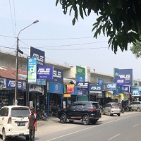 棉蘭橘孔雀街全長約800公尺，街上的電腦街邊店掛滿華碩的招牌。 陳君毅攝