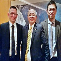 飛捷董事長林大成(中)及新任總經理卓君弘(左)、徐嘉宏(右)。（記者林資傑攝）