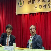 廣達董事長林百里(右)跟健保署長李伯璋(左)。 王郁倫攝影