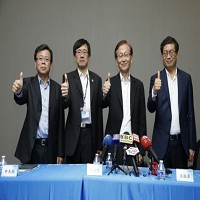 華碩2019年世代交替，由共同執行長許先越（左二）與胡書賓（左一）接任決策棒子。 侯俊偉攝