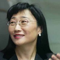 王董事長說明過去公司的發展史，她父親在她成長的過程中對她的影響。