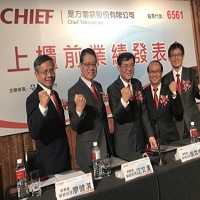 是方電訊2018/5/9舉行上櫃前業績發表會，董事長吳彥宏（中）、總經理劉耀元（右3）向法人說明未來營運規劃。