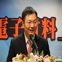 碩禾董事長陳繼仁在台上致詞的照片
