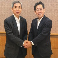 錸德集團董事長葉垂景(左)與Panasonic儲存媒體事業開發中心所長古川厚。錸德/提供