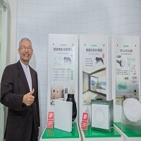 建準電機股份有限公司董事長 洪銀樹和產品合照