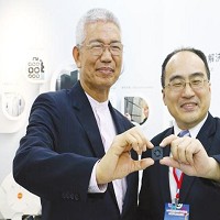 工業局副局長呂正華(右)和建準電機董事長洪銀樹(左)