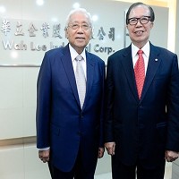 華立企業董事長張瑞欽(右)與副董事長陳俊英