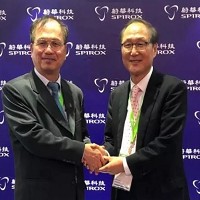 （左）蔚華科技董事長陳有諒 和（右）YIKC集團董事長崔明培