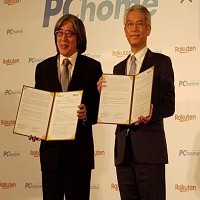 網家董事長詹宏志（左）、日本樂天集團亞洲區總裁高澤廣志（右）簽署合作協議。圖：劉季清