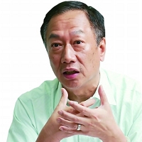 董事長郭台銘認真說話的神情