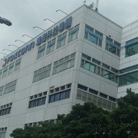 鴻海科技集團大樓招牌照片。