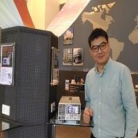 圖為固緯電子經理曾元佑展示公司的產品。圖／黃志偉