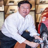 蔡裕慶董事長堅持開創自有品牌及通路，建立了更 穩固的事業版圖。