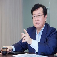 車王電子暨華德動能董事長蔡裕慶談台灣電動巴士發展。李建樑攝