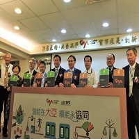 大亞儲能微電網系統正式啟用；圖為啟用儀式，右起分別為大亞集團執行副總沈尚道、經濟部工業局長呂正華、台南市長黃偉哲、大亞集團董事長沈尚弘、立委王定宇、大亞集團總經理沈尚宜、士林電機處長吳衍辰、台南市經發局局長郭阿梅、虎門科技總裁楊舜如。圖/葉圳轍攝