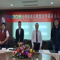 燁輝搶攻綠金打造新成長動能，與天泰、睿禾投控、士興科技與柏帝共組聯盟，搶攻台灣太陽光電商機。由右至左分別為士興科技總經理林宏遠、燁輝總經理吳林茂、天泰管理顧問董事長陳坤宏與柏帝能源總經理李喆龍。（燁輝提供）