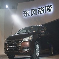 東風裕隆汽車公司展示新車的照片