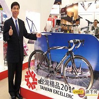 大田精密獲選為台灣百大品牌，由董事長李孔文接受獎項