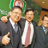 黑松董事長張斌堂（中）表示，將推動3年創新再造計劃，第1階段在中壢廠打造全國首條無菌多功能寶特瓶生產線，展現投資台灣的決心