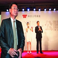 味全總經理蘇守斌（前）從中國市場找到立足之地，本業獲利也持續好轉。