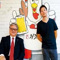 好味食飲公司聯合創辦人洪紹凱（右）、福壽實業董事長洪堯昆（左）。(攝影者．楊文財)
