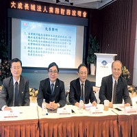 大成長城首次法說會，董事長韓家宇（右二）、副總裁韓家寅（左二）、總經理莊坤炎（右一）、財務副總劉建忠（左一）等高階主管共同出席。圖／方明