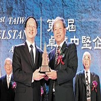 建大在董事長楊銀明（右）前瞻卓越的領導下，獲頒「卓越中堅企業獎」至高榮耀的肯定