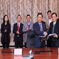中國鹽業總公司總經理李耀強（前左）與台鹽公司董事長洪璽曜（前右）簽署合作備忘錄
