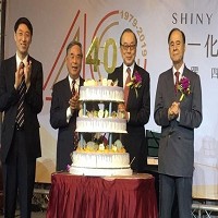 勝一化工董事長孫靜源（左三）帶領企業邁向顛峰，與副總孫啟發（左一起）、 獨立董事陳定國、劉吉雄會計師共同慶祝勝一化工40周年慶。