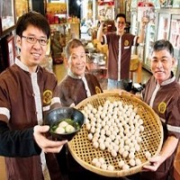 海瑞食品負責人：一代黃海瑞（圖中）、二代黃文彬（圖右）、三代黃世凱（圖左）（圖／ 許世穎）