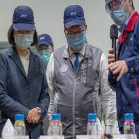 蔡英文總統8日參訪生產奎寧原料藥的桃園蘆竹旭富製藥科技公司。（新聞處提供／蔡依珍桃園傳真）