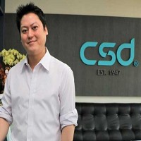 CSD中衛營運長張德成與主導開發的彩色口罩。