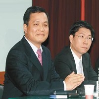 上緯企業董事長蔡朝陽(左)搶到大陸風力發電商機後，也決定投資台灣離岸風電開發