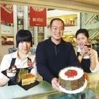 鄭凱裕董事長展示公司生產的蛋糕