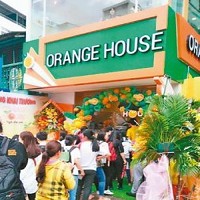 橘菓子在越南胡志明市開出直營旗艦店，排隊人潮不斷。 圖／橘菓子提供
