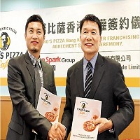 森邦董座徐和森（右起）與港商食通環球董座翁漢偉簽約授權代理。林海攝