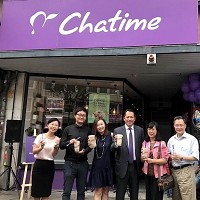 六角國際成功在德國開出「Chatime日出茶太」門市，董事長王耀輝（右3) 與德國經營夥伴Chester Chen(左2)、德西台商會長彭冠軍（右1)，以及杜塞道夫台灣貿易中心主任洪琦(右2)共同主持新店開幕。（圖／六角國際）