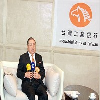 台灣工業銀行董事長駱錦明接受媒體採訪