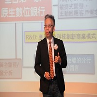 圖為王道銀行總經理楊錦裕在活動中介紹王道銀行的數位營運模式。