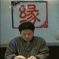 詹茂勝先生在他的珠寶店觀看翡翠寶石
